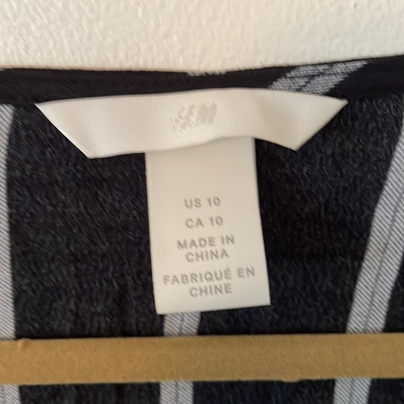 H&M Size 10 Black and White Striped Button Down V-Neck Peplum Blouse - Picture 4 of 5